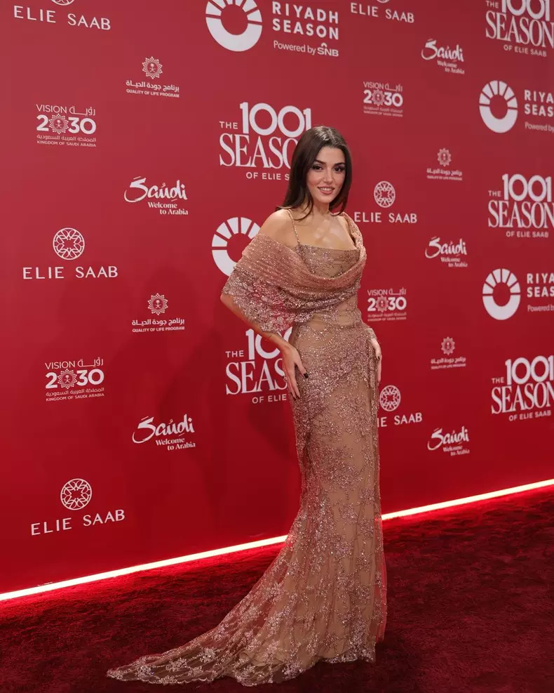 Hande Erçel, apariție strălucitoare la un show de modă de lux în Arabia Saudită (6)