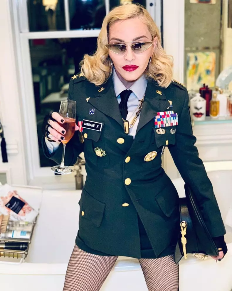 Madonna dată în judecată
