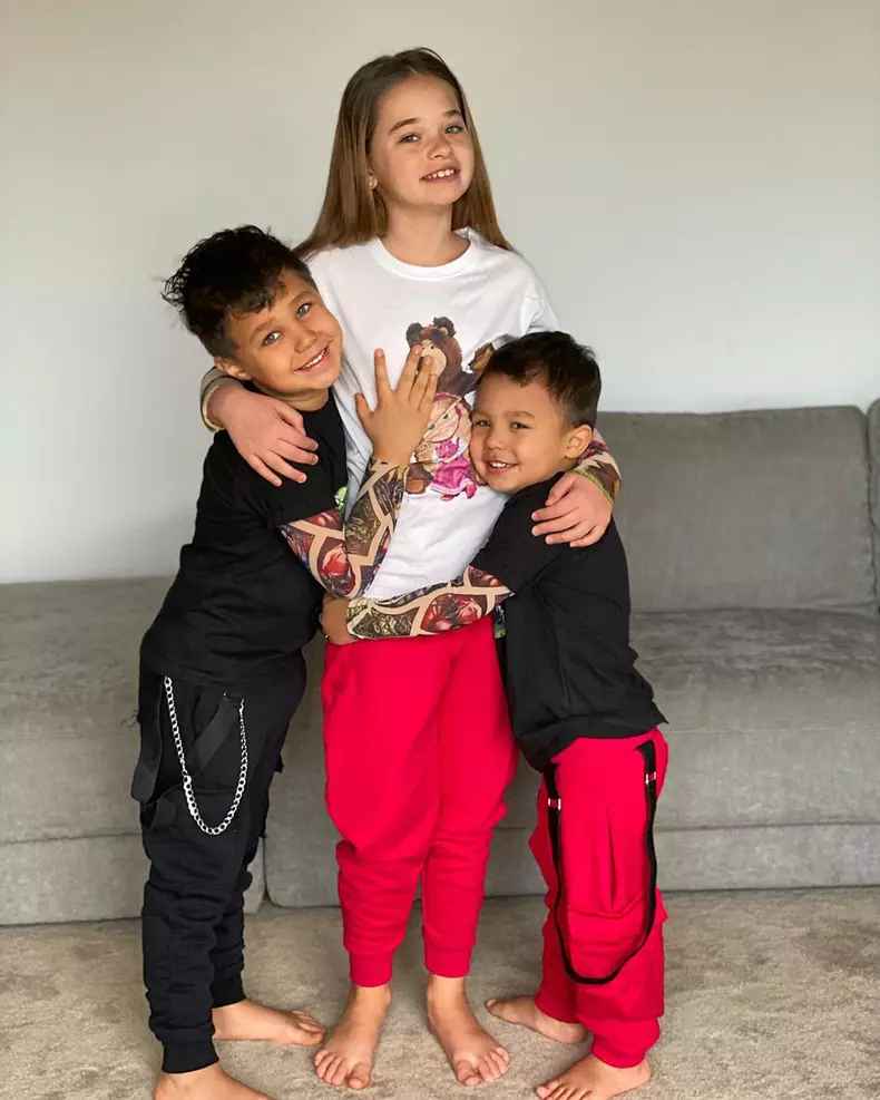 Maya, Dominic și Akim