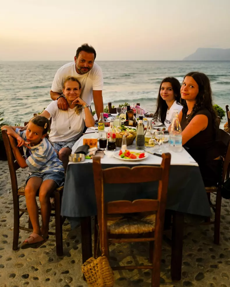 Mihai Morar alaturi de sotie si fete
