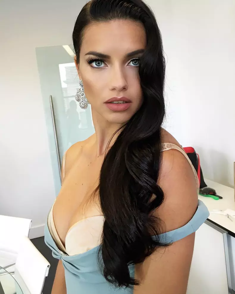 Pentru un look elegant, opteaza pentru o carare laterala si parul prins intr-o parte, ondulat lejer. Pont: O pereche de cercei supradimensinati iti va pune in evidenta coafura si machiajul.