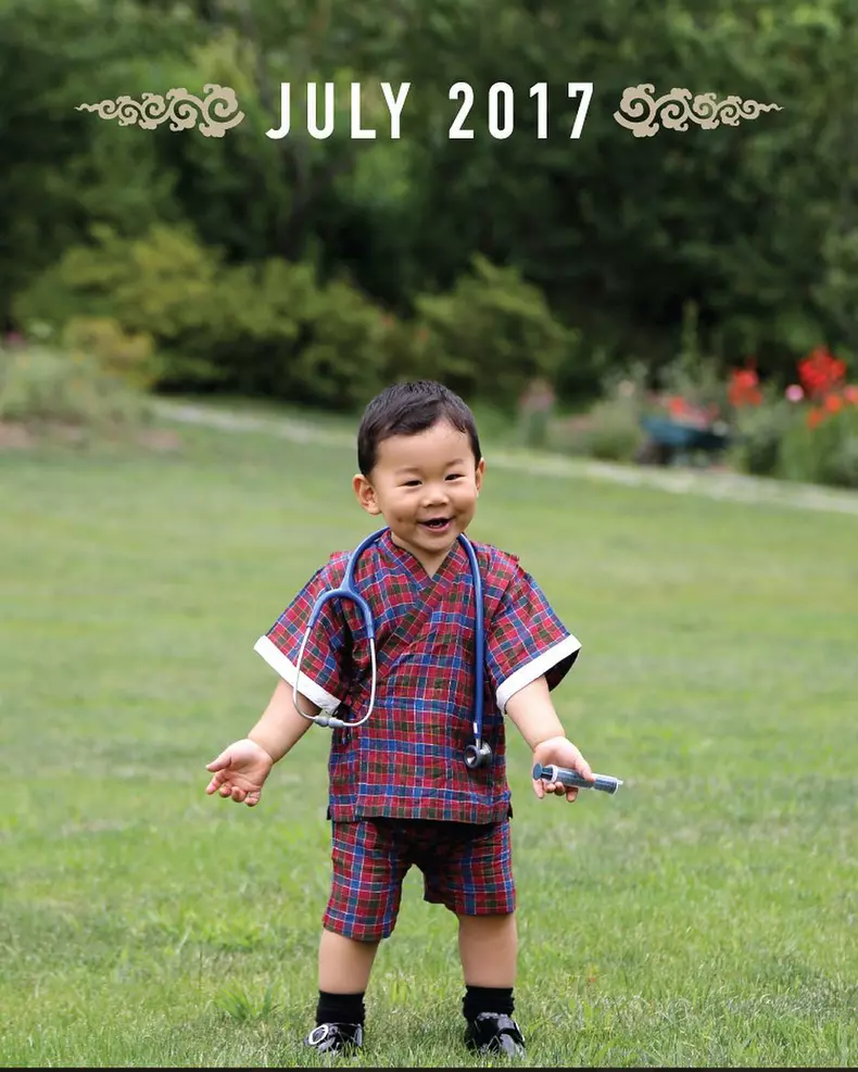 Imagini rare cu adorabilul Print al Bhutanului