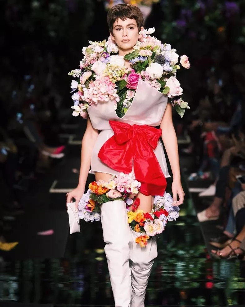 Kaia pe podiumul Moschino