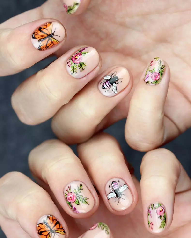 Primăvara pe unghiile tale! Tot ce ai nevoie este un lac transparent, stickere pentru unghii și un top coat rezistent. Foto: @chelseaqueen