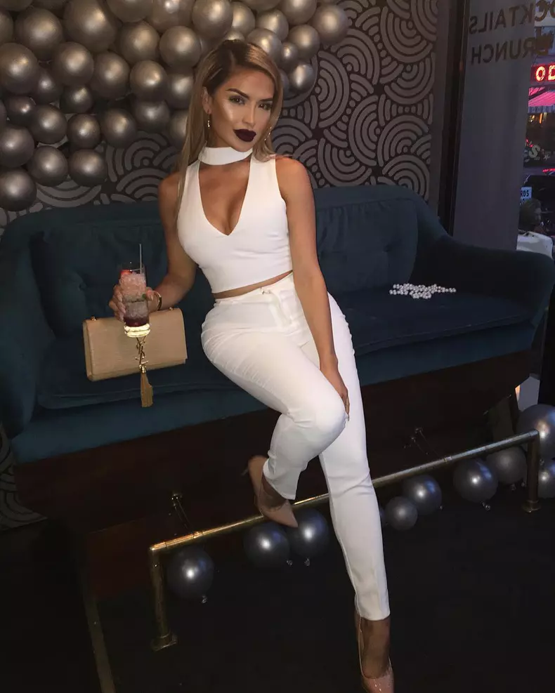 Pentru o ieșire de seară, alege niște jeanși albi pană, împreună cu un top în aceeași culoare. Pantofi stiletto roz pal și o geantă mică, într-o culoare neutră. Poți pune totul în balanță folosind un ruj într-o nuanță mai închisă. Ce zici de vișiniu?