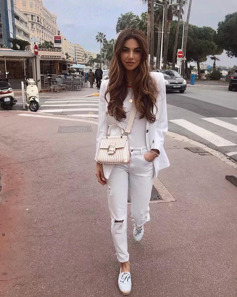 Dacă tot au venit zilele calde, abia așteptăm să purtăm espadrile. Împreună cu niște boyfriend jeanși albi, un top simplu și un sacou subțire. Poșeta într-o culoare, de asemenea, neutră, este un must.