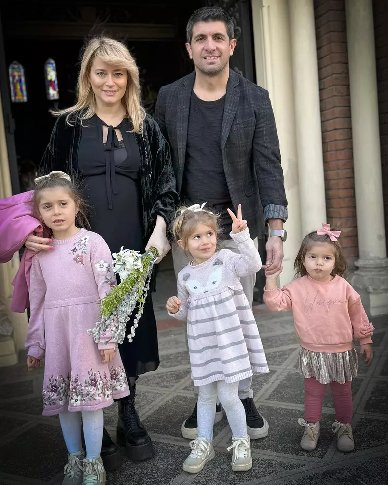 Laura Cosoi, sotul si cele 3 fetite (3)