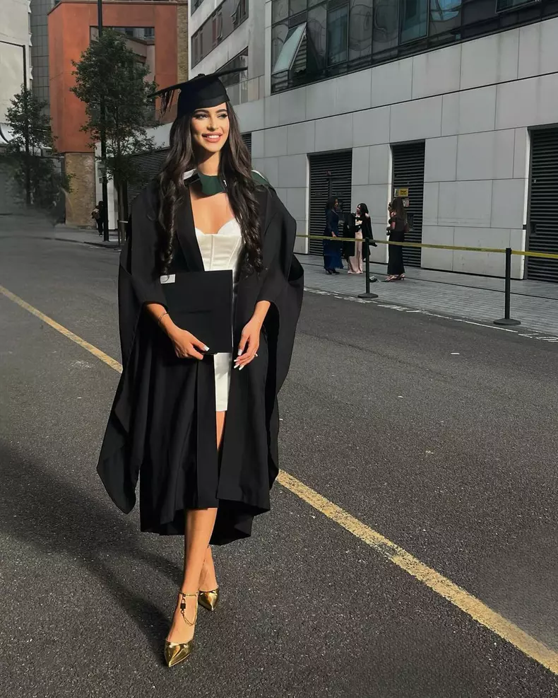 3. Eva, fiica Andreei Berecleanu, a absolvit facultatea