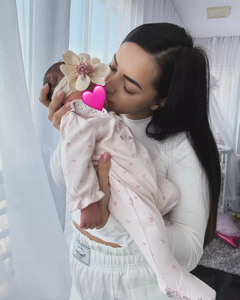 4. Larisa Iordache și fetița ei