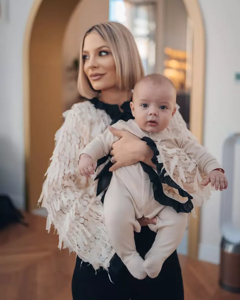 9. Ana Baniciu și fiul ei