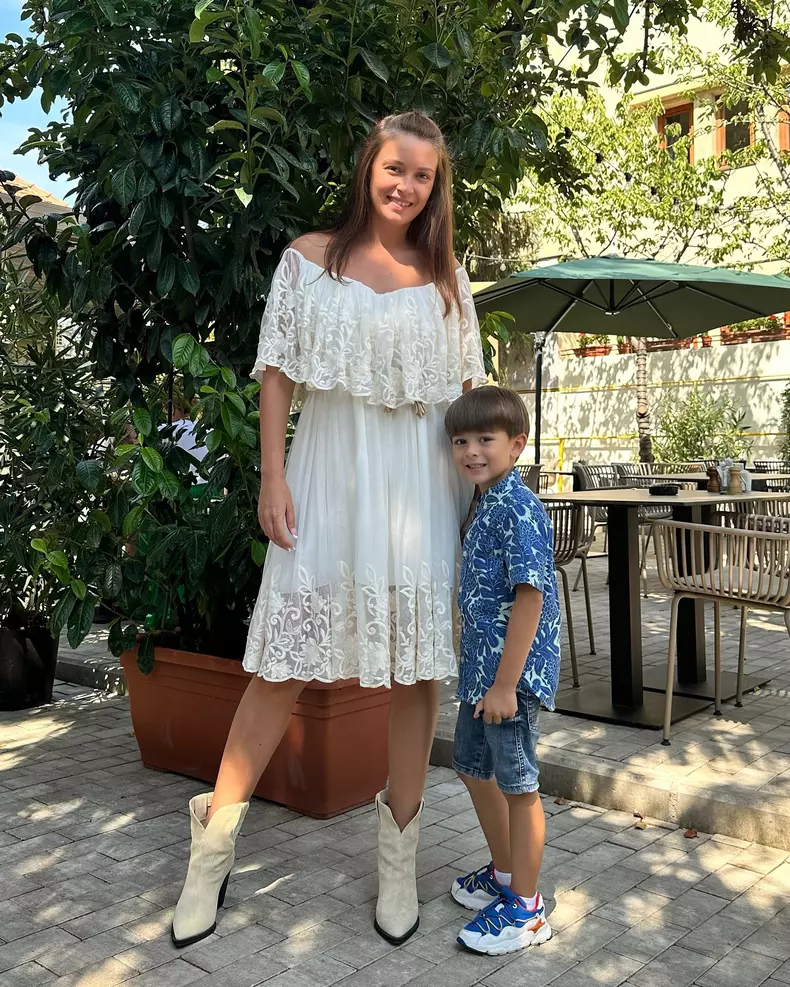 8. Diana Dumitresu și fiul ei