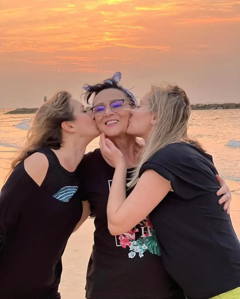 10. Laura Cosoi cu sora și mama ei