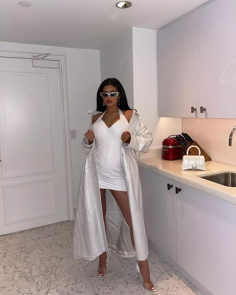 Kylie-Jenner-a-confirmat-vestea-E-insarcinata-si-a-publicat-primele-poze-cu-burtica-1