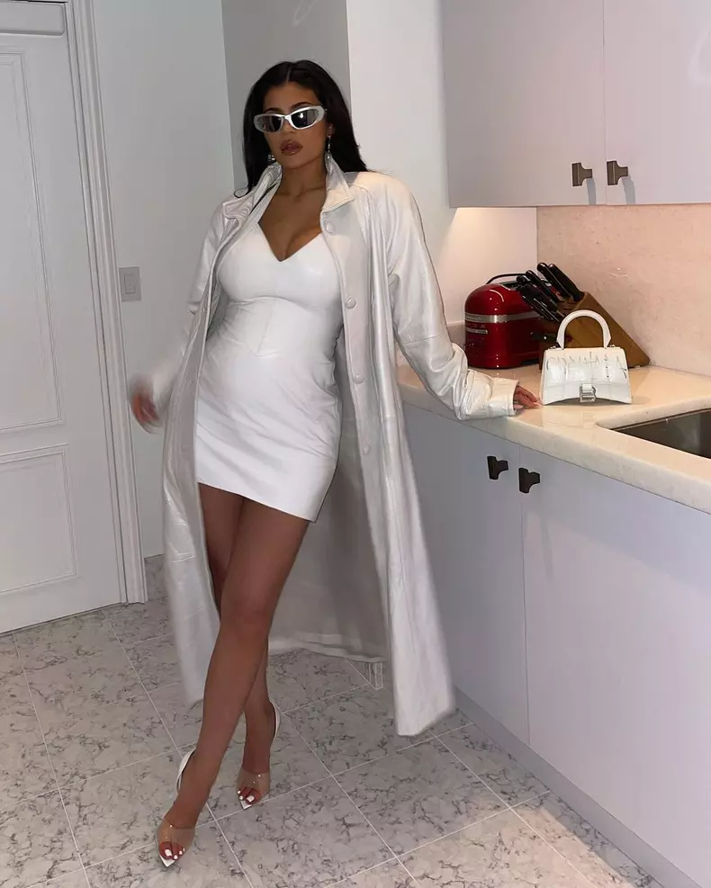 Kylie-Jenner-a-confirmat-vestea-E-insarcinata-si-a-publicat-primele-poze-cu-burtica-4