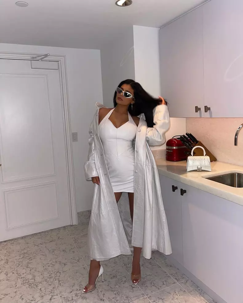 Kylie-Jenner-a-confirmat-vestea-E-insarcinata-si-a-publicat-primele-poze-cu-burtica-5