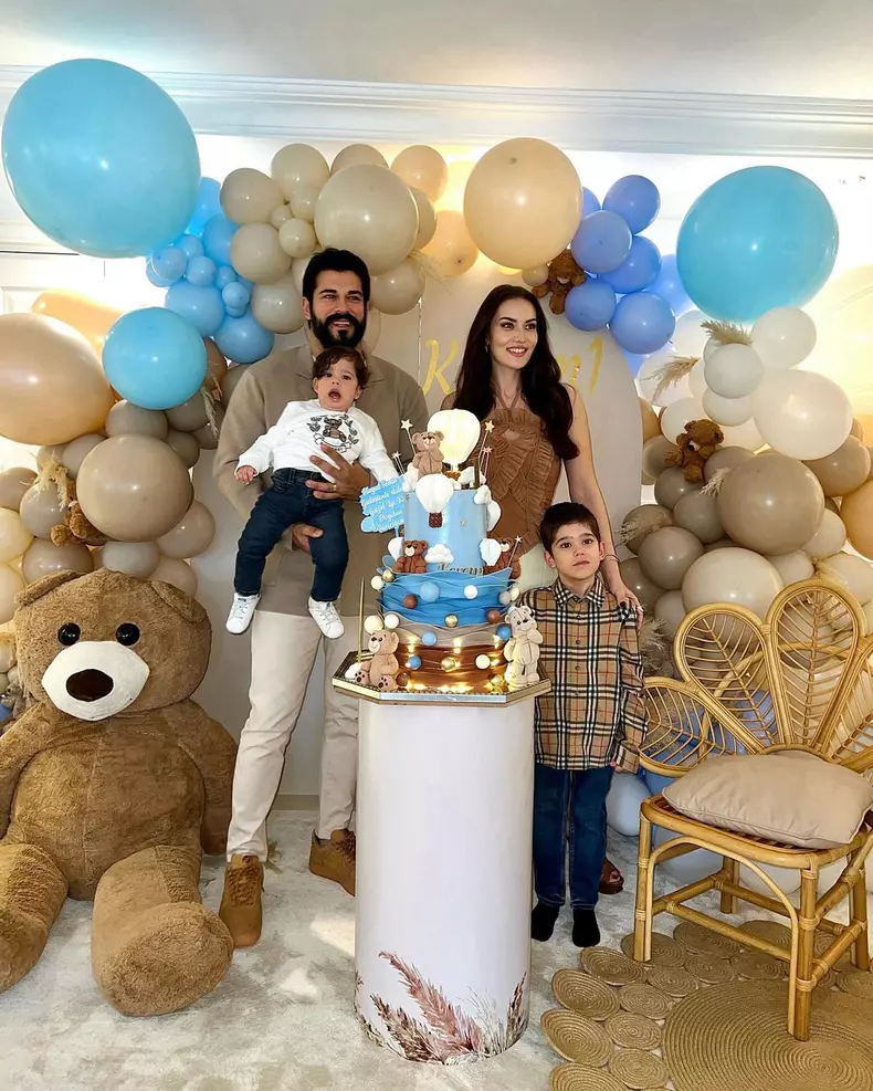 Burak Özçivit și Fahriye Evcen și-au sărbătorit băiatul cel mic. Cum a fost la petrecere