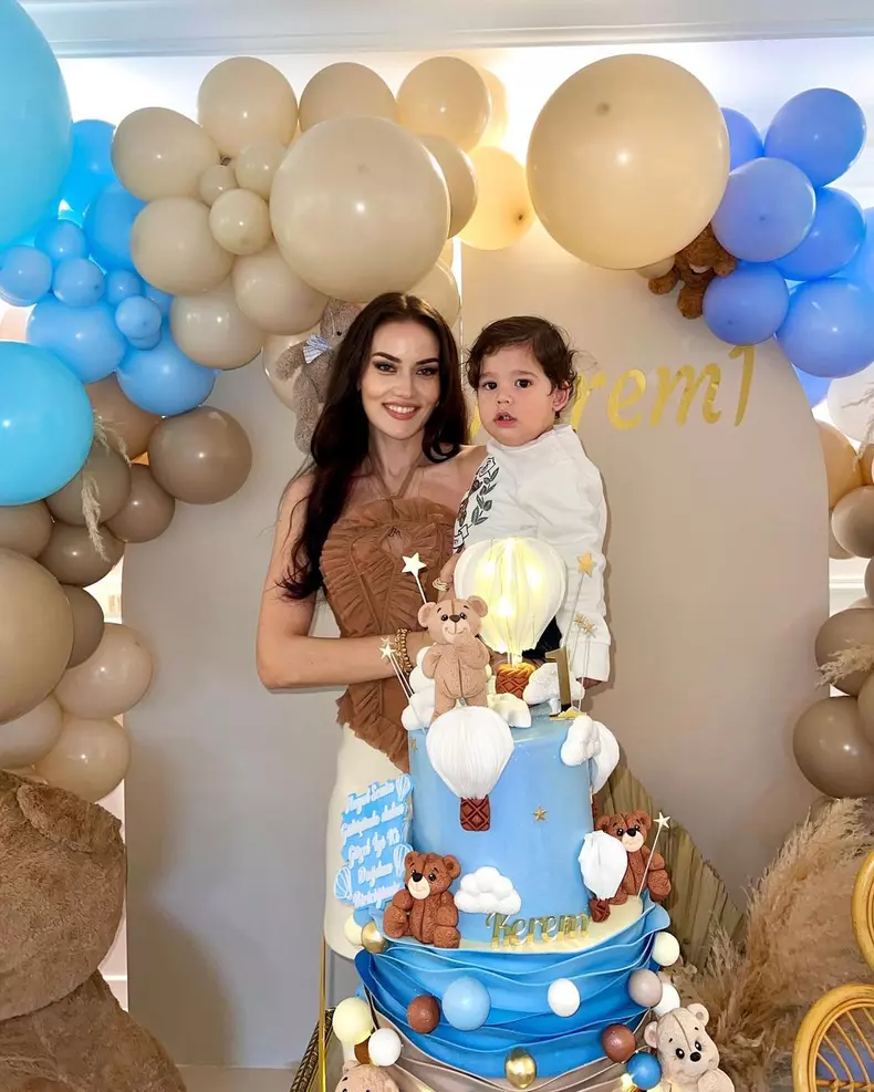 Burak Özçivit și Fahriye Evcen și-au sărbătorit băiatul cel mic. Cum a fost la petrecere