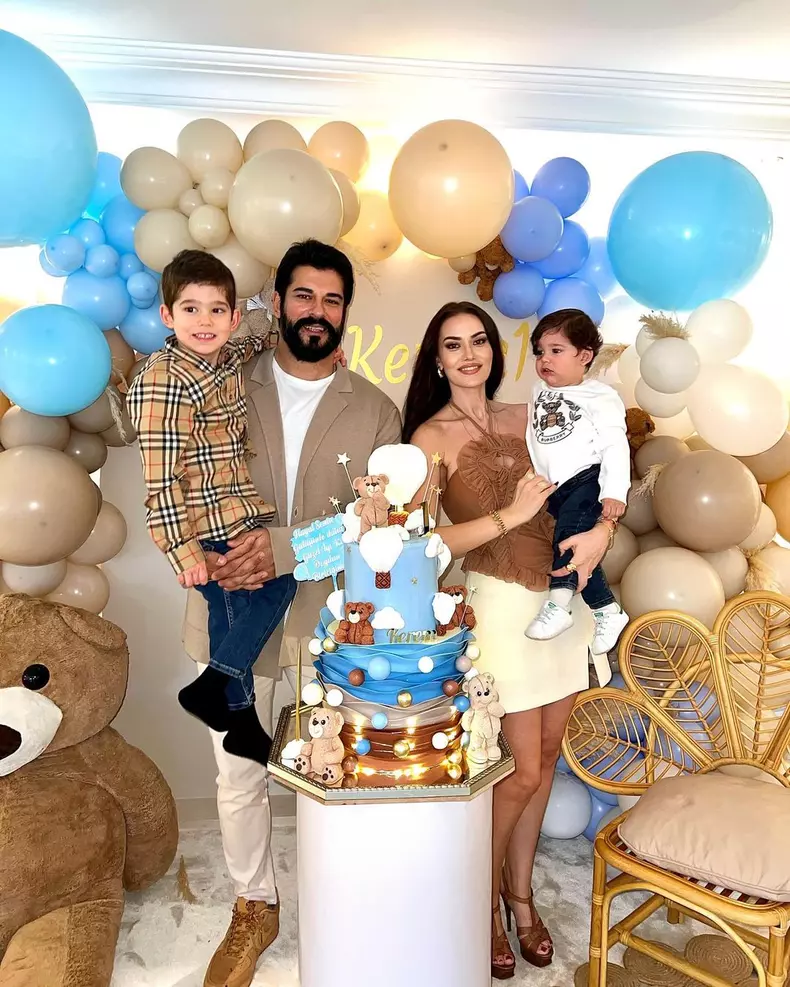 Burak Özçivit și Fahriye Evcen și-au sărbătorit băiatul cel mic. Cum a fost la petrecere