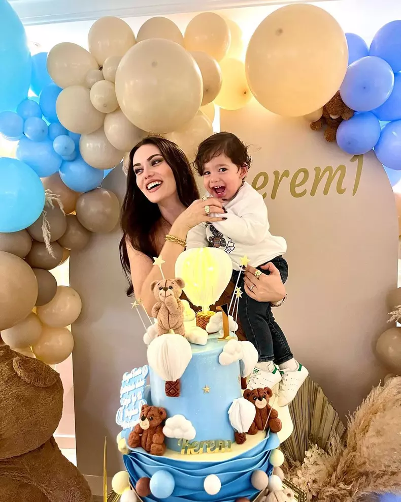 Burak Özçivit și Fahriye Evcen și-au sărbătorit băiatul cel mic. Cum a fost la petrecere