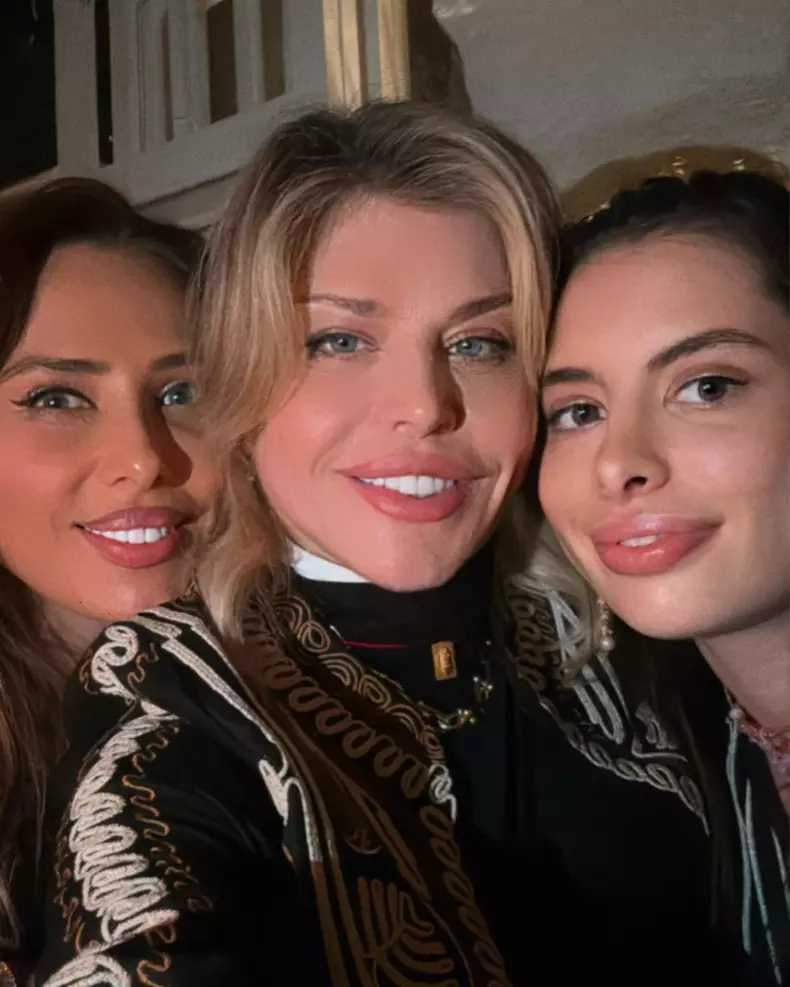 iulia vantur lori si elena
