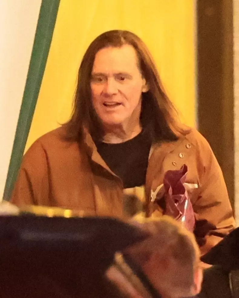 Jim Carrey, schimbare de look radicală la 62 de ani. Cum a fost surprins de paparazzi la petrecerea de ziua lui