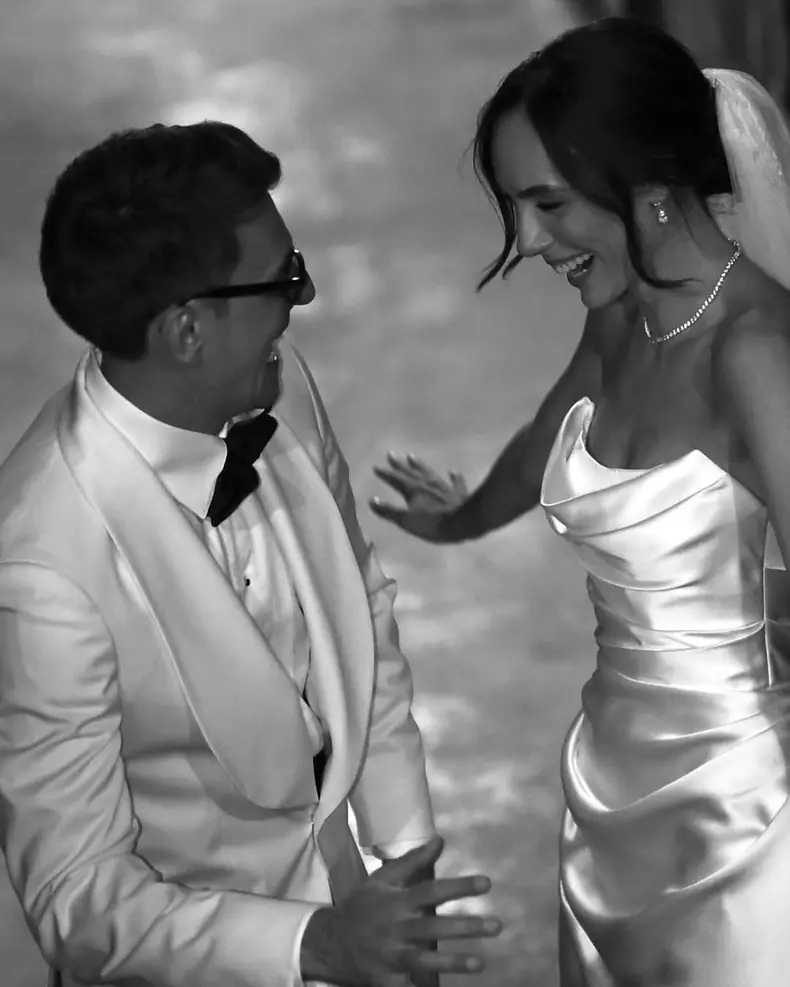 A love story always nourished by Malvensky@malvenskyofficial —where elegance meets timeless devotion. (3)