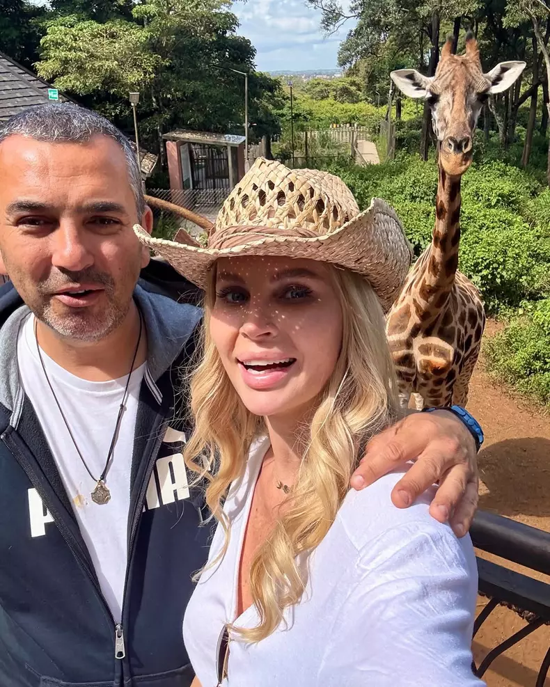 A doua mea întâlnire cu Kenya… și cu girafele ei superbe. Prima dată am fost cu Sofia, acum sunt aici cu Lucian și Noah. M-am întors pentru că mi-a fost dor de liniștea acestui loc, de peisajele care îț (2)