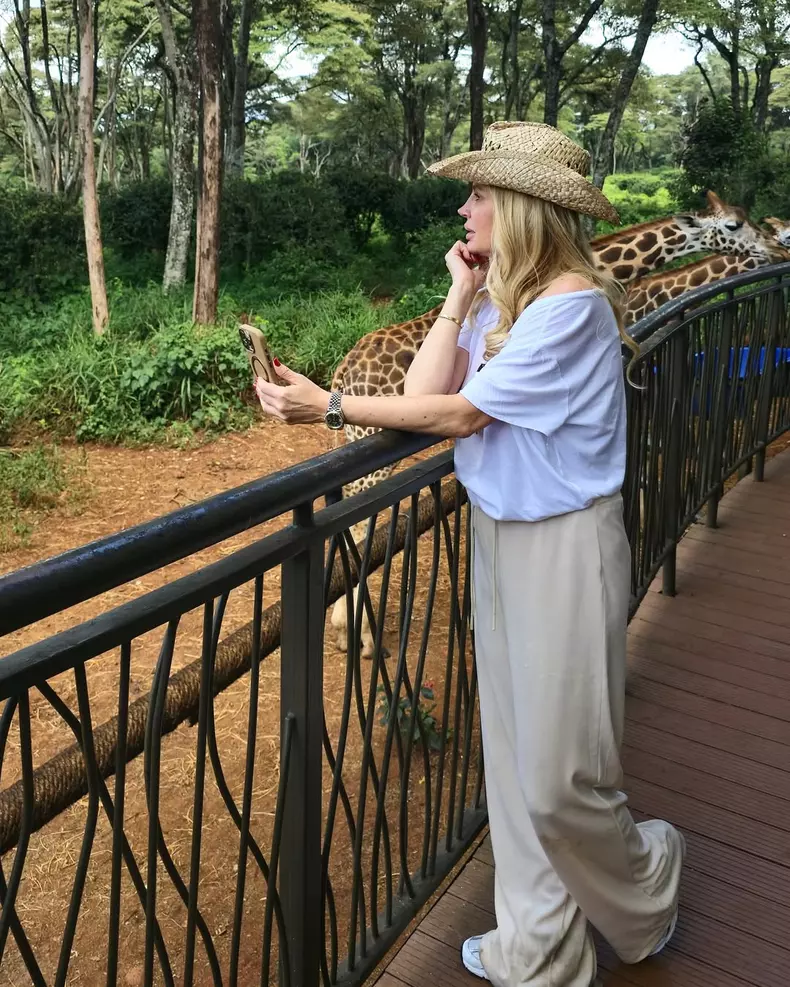 A doua mea întâlnire cu Kenya… și cu girafele ei superbe. Prima dată am fost cu Sofia, acum sunt aici cu Lucian și Noah. M-am întors pentru că mi-a fost dor de liniștea acestui loc, de peisajele care îț (6)