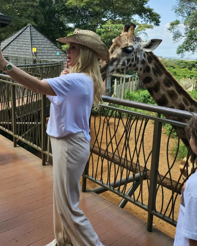 A doua mea întâlnire cu Kenya… și cu girafele ei superbe. Prima dată am fost cu Sofia, acum sunt aici cu Lucian și Noah. M-am întors pentru că mi-a fost dor de liniștea acestui loc, de peisajele care îț (7)