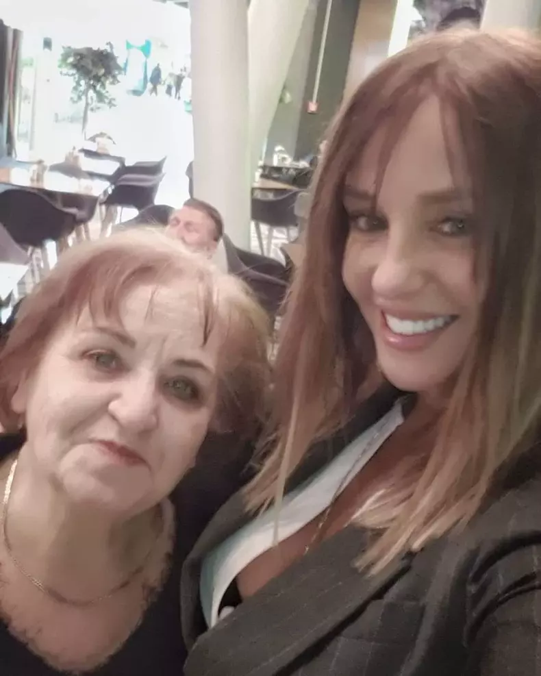 Tania Budi și mama ei, Maria