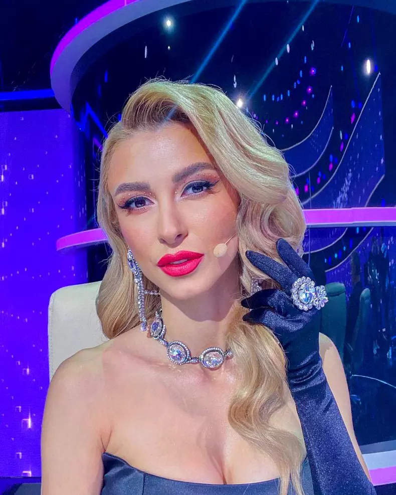 Andreea-Balan-2-820x1024