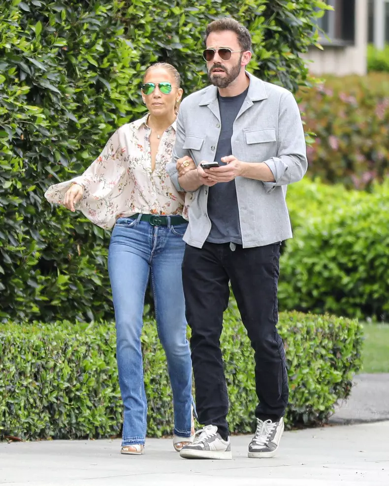 Jennifer Lopez And Ben Affleck Treat Samuel To Pizza Following Swim Practice