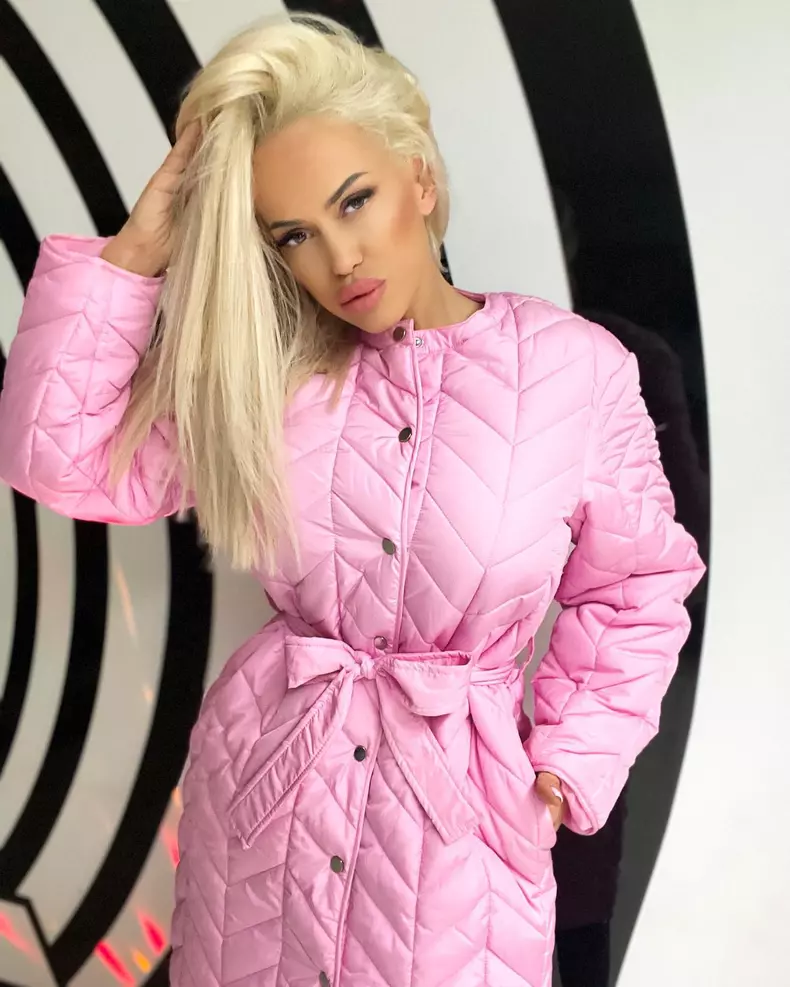 Anda Adam data afara din casa