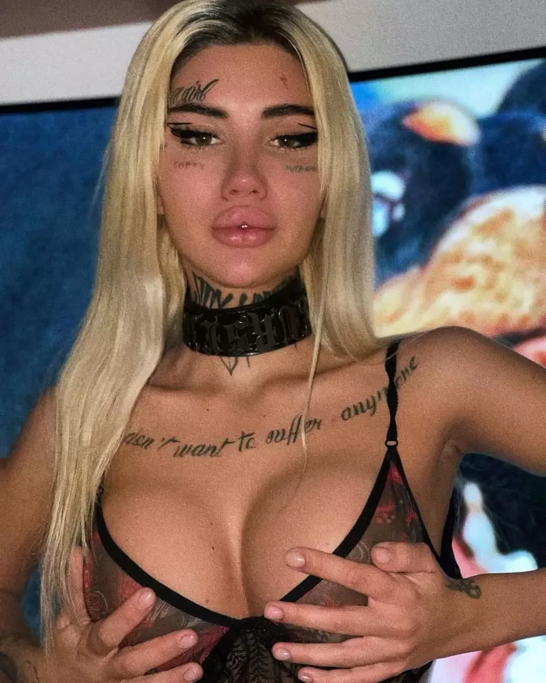 bia khalifa sunt celebru scoate-ma de aici