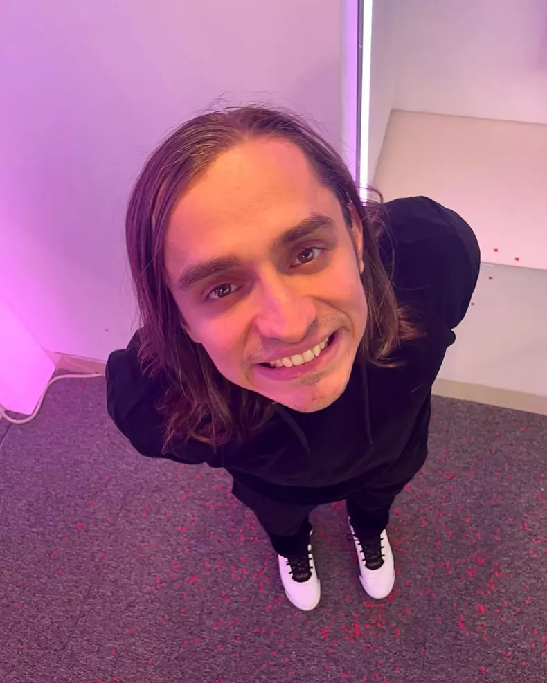 cine-este-sebastian-cotofana-12