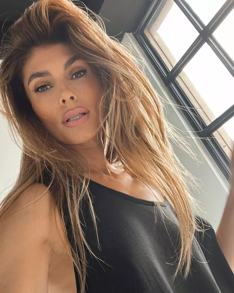 cine-este-sanziana-negru-biografie-varsta-studii-cariera-3