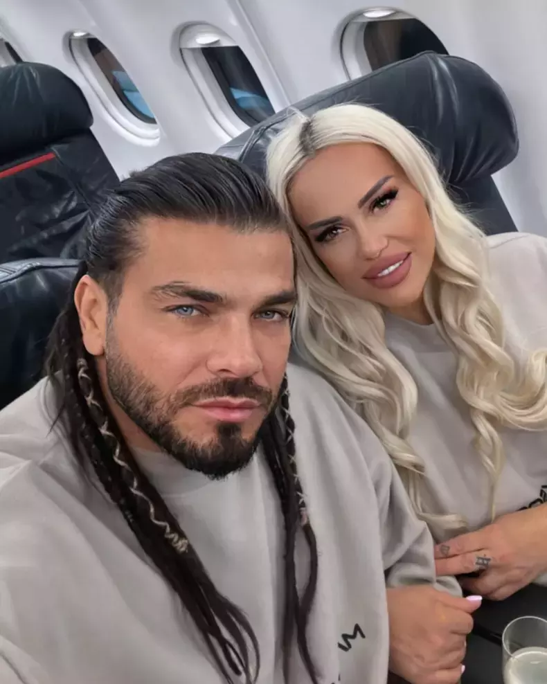 anda-adam-cu-joseph-in-avion