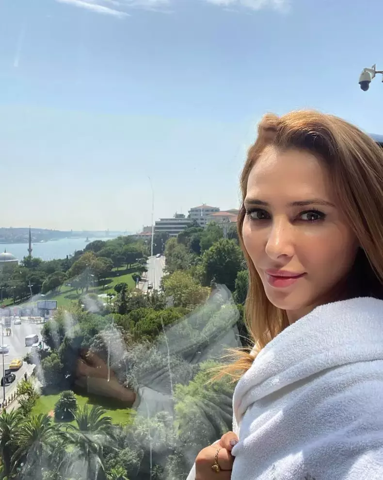 iulia-vantur-ironizata-1-819x1024-1