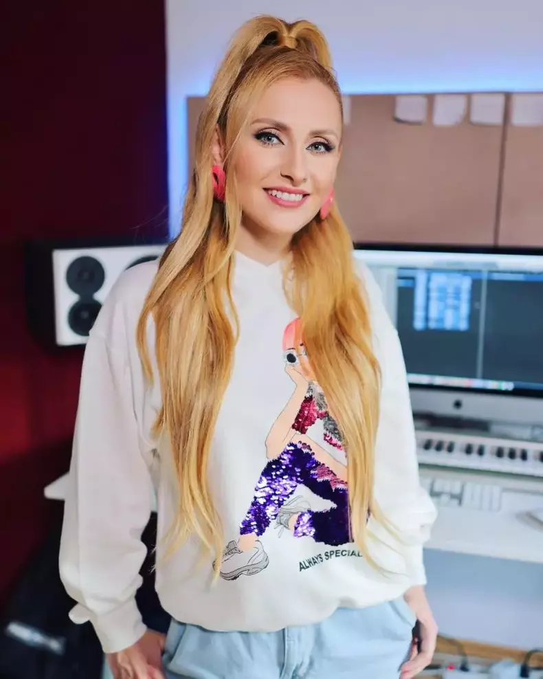 Alina-Sorescu-la-studio-819x1024-1