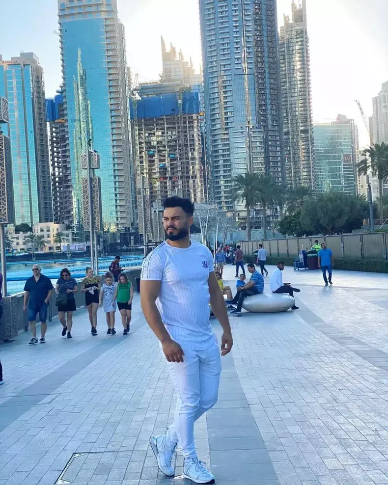 cati-bani-ia-jador-pentru-o-cantare8-819x1024-1