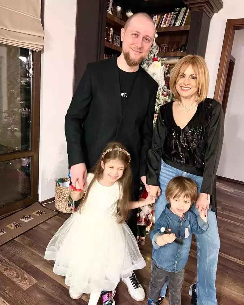 simona-si-familia-ei-819x1024-1