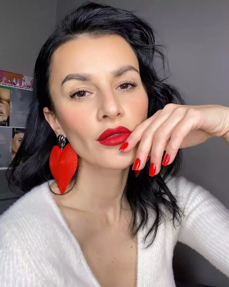 Cine-este-Ruxi-1-819x1024-1