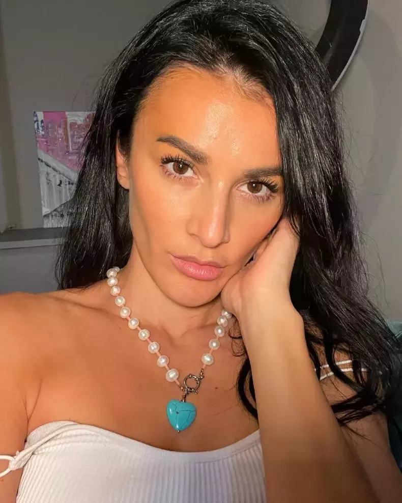 Cine-este-Ruxi-4-819x1024-1