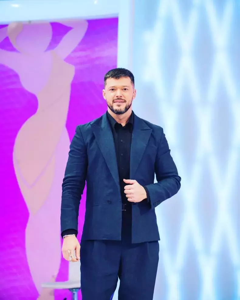 Victor-Slav-prezentator-819x1024-1