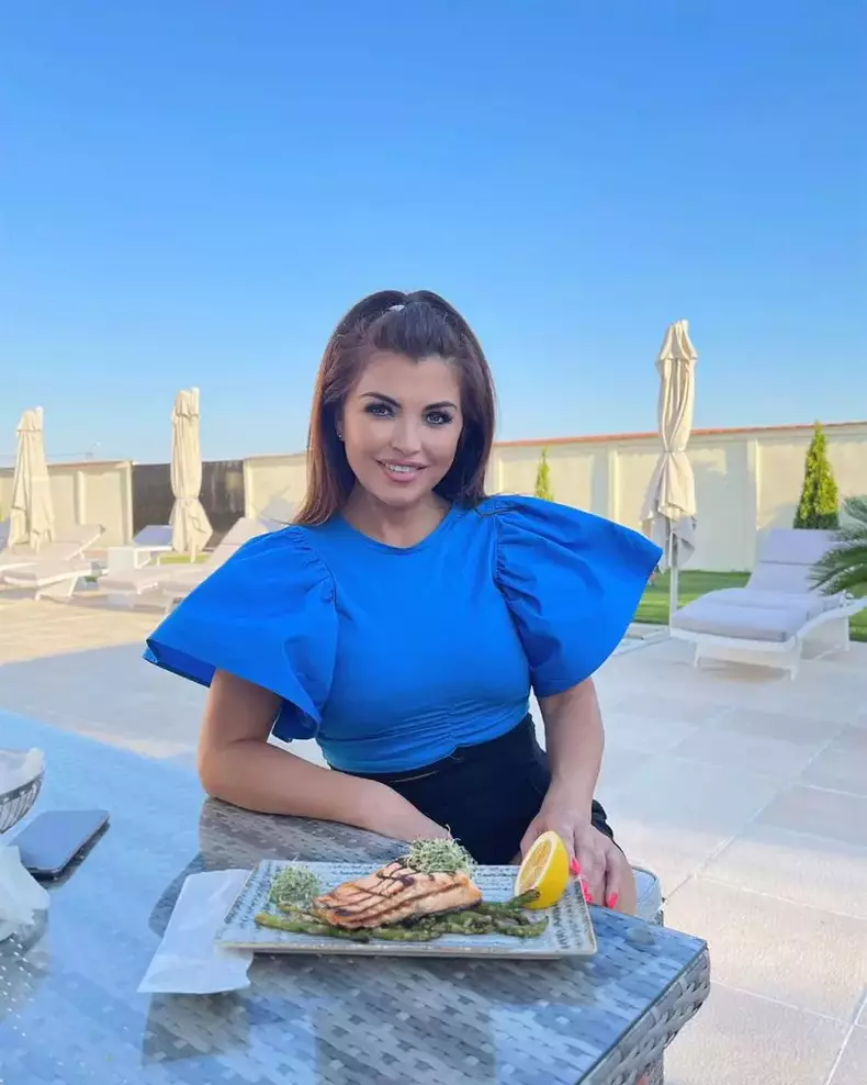 claudia-vedeta-819x1024-1