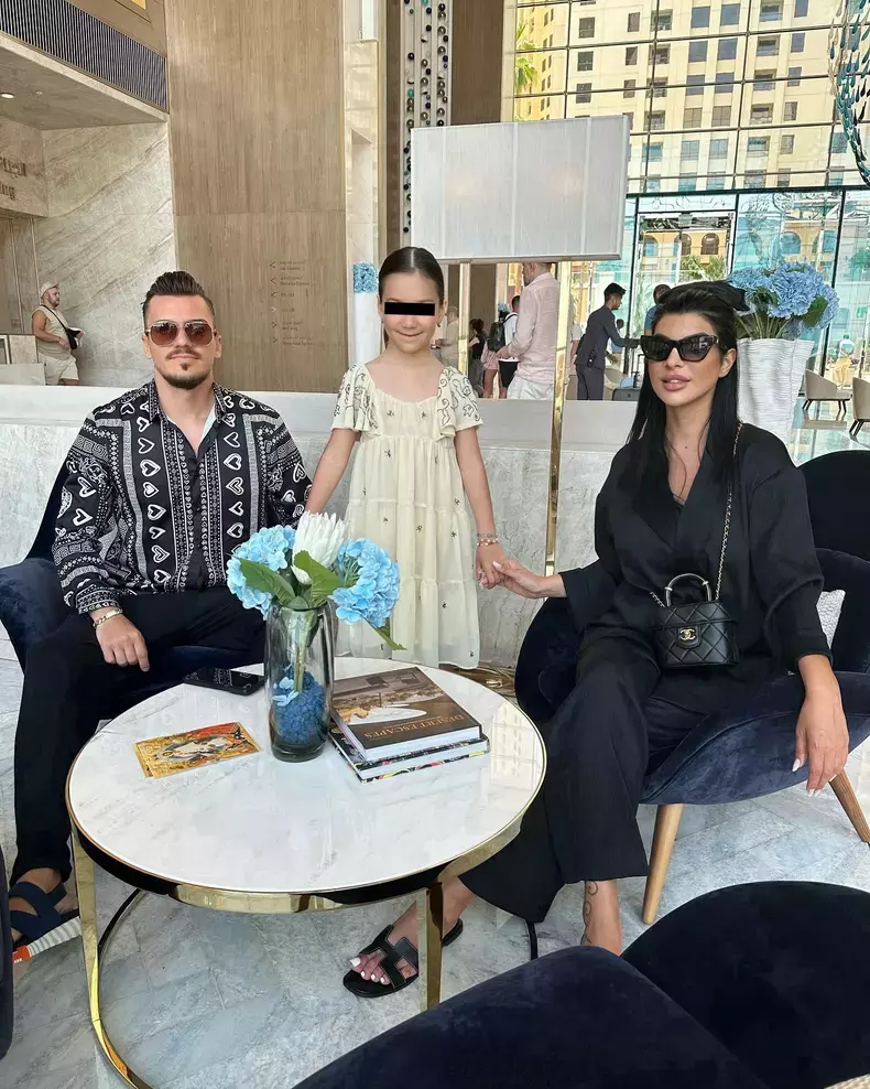 andreea-tonciu-sotul-ei-daniel-niculescu-si-fiica-lor-rebecca-maria-1