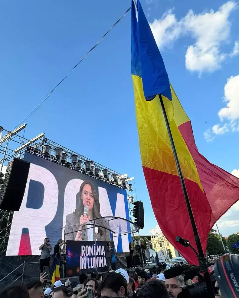 andreea-raicu-la-mitingul-romania-in-lumina-organizat-de-nicusor-dan-5