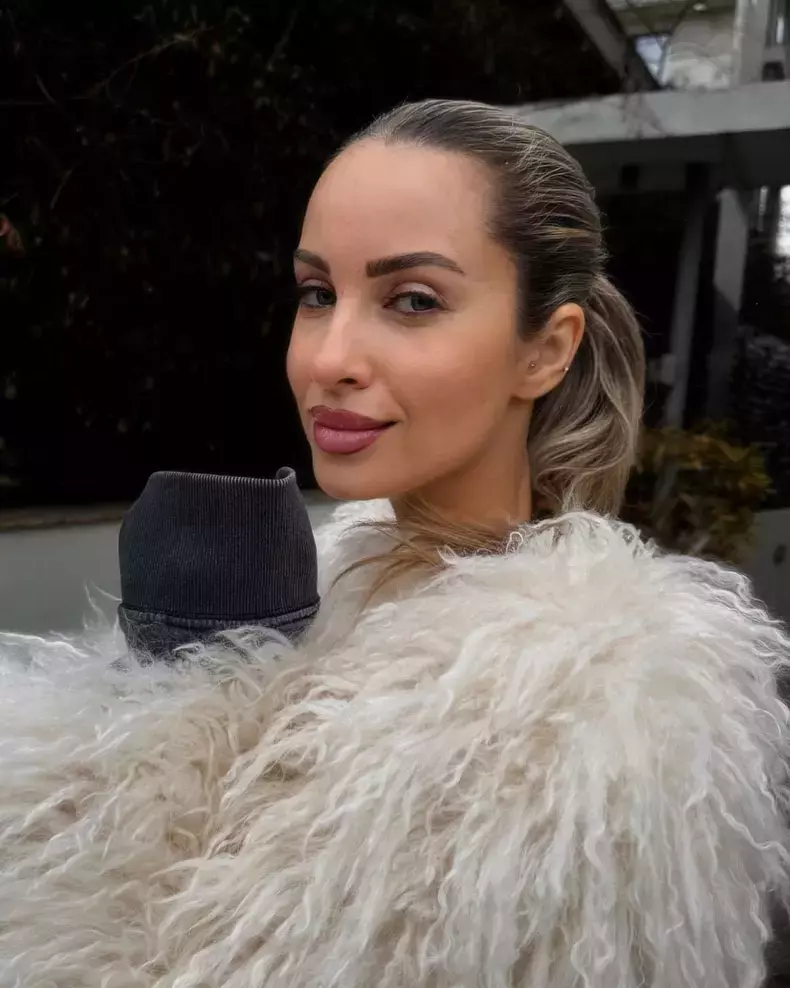 otniela-sandu-cu-haina-de-blana