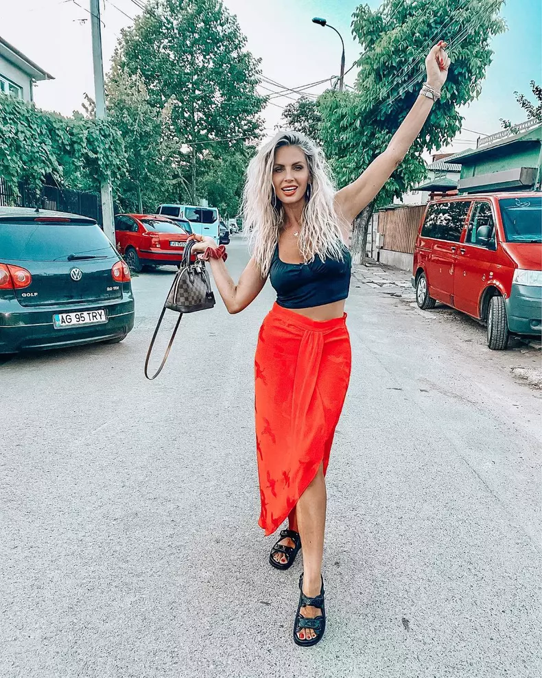 Andreea-Banica-fotografii-incendiare-in-vacanta.-Vedeta-de-43-de-ani-a-pozat-in-costum-de-baie-7