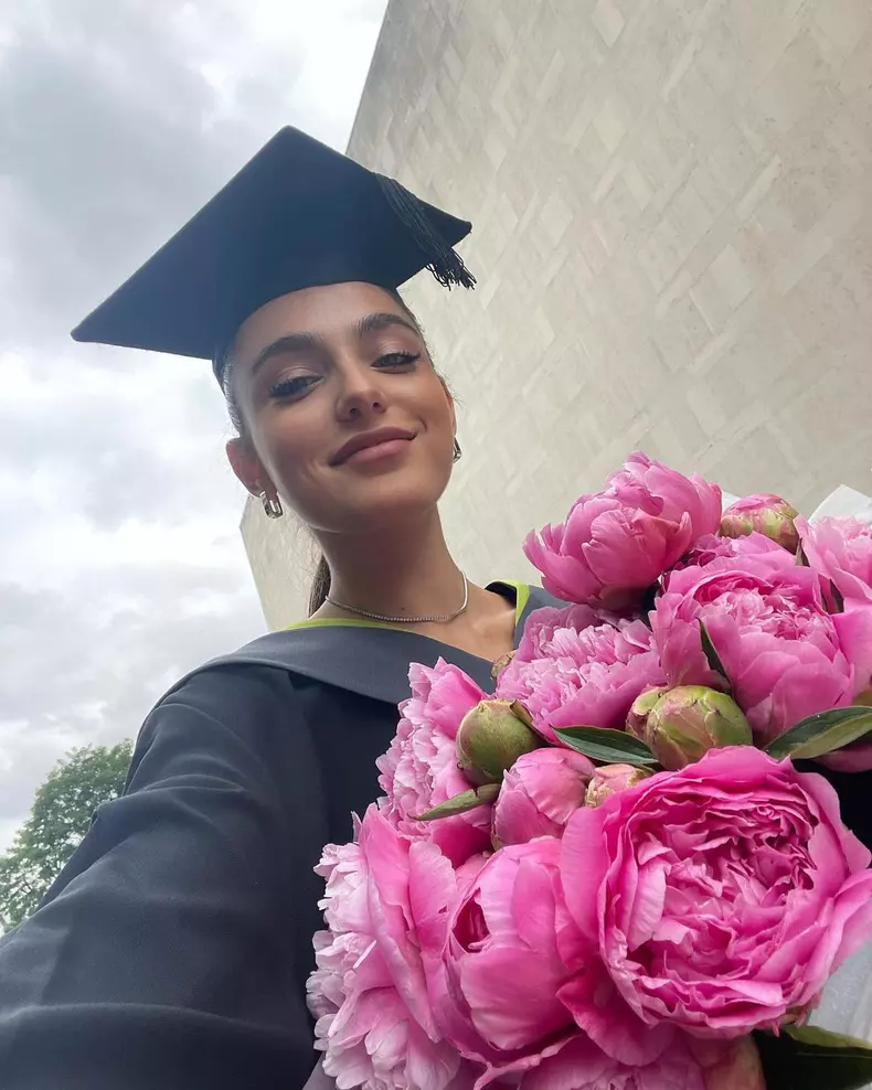 Alexia-Eram-imagini-de-la-festivitatea-de-absolvire-din-Marea-Britanie.-Cine-i-a-fost-alaturi-si-ce-surpriza-i-a-facut-iubitul-ei-1